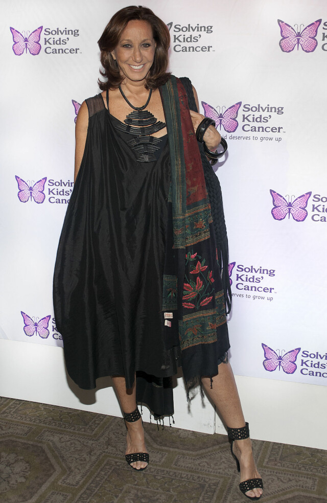 Hos designer Donna Karan handler alt om å finne en fin silhuett, og hun spirter gjerne opp enkle sorte kjoler med bohemske innslag som skjerf og vesker. Foto: insight media/All Over Press Hos designer Donna Karan handler alt om å finne en fin silhuett, og hun spirter gjerne opp enkle sorte kjoler med bohemske innslag som skjerf og vesker. Foto: insight media/All Over Press